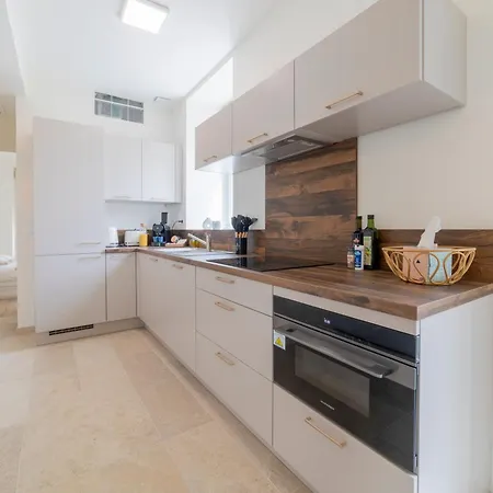 Apartment Spacieux 4 , Clim Au Coeur De Maisoncarreeconciergerie Nimes